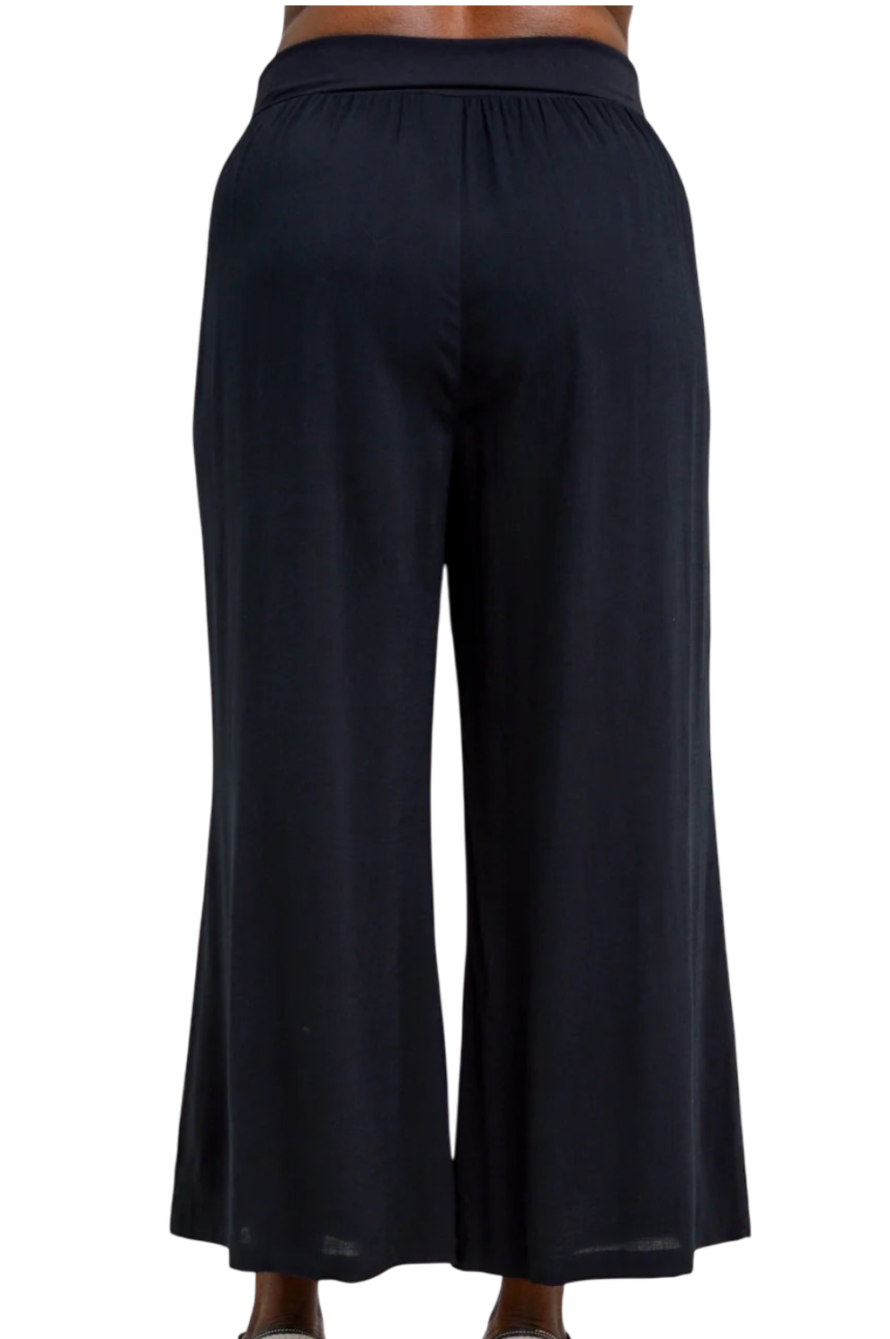 Black Bamboo/Linen Landon Capri Pant by Blue Sky Clothing Co – Handmade ethical Capris from sariKNOTsari using upcycled silk. Designed in Canada for travel and slow fashion, loved from Toronto to LA to Sydney.