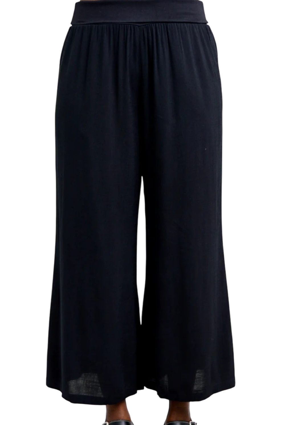 Black Bamboo/Linen Landon Capri Pant by Blue Sky Clothing Co – Handmade ethical Capris from sariKNOTsari using upcycled silk. Designed in Canada for travel and slow fashion, loved from Toronto to LA to Sydney.