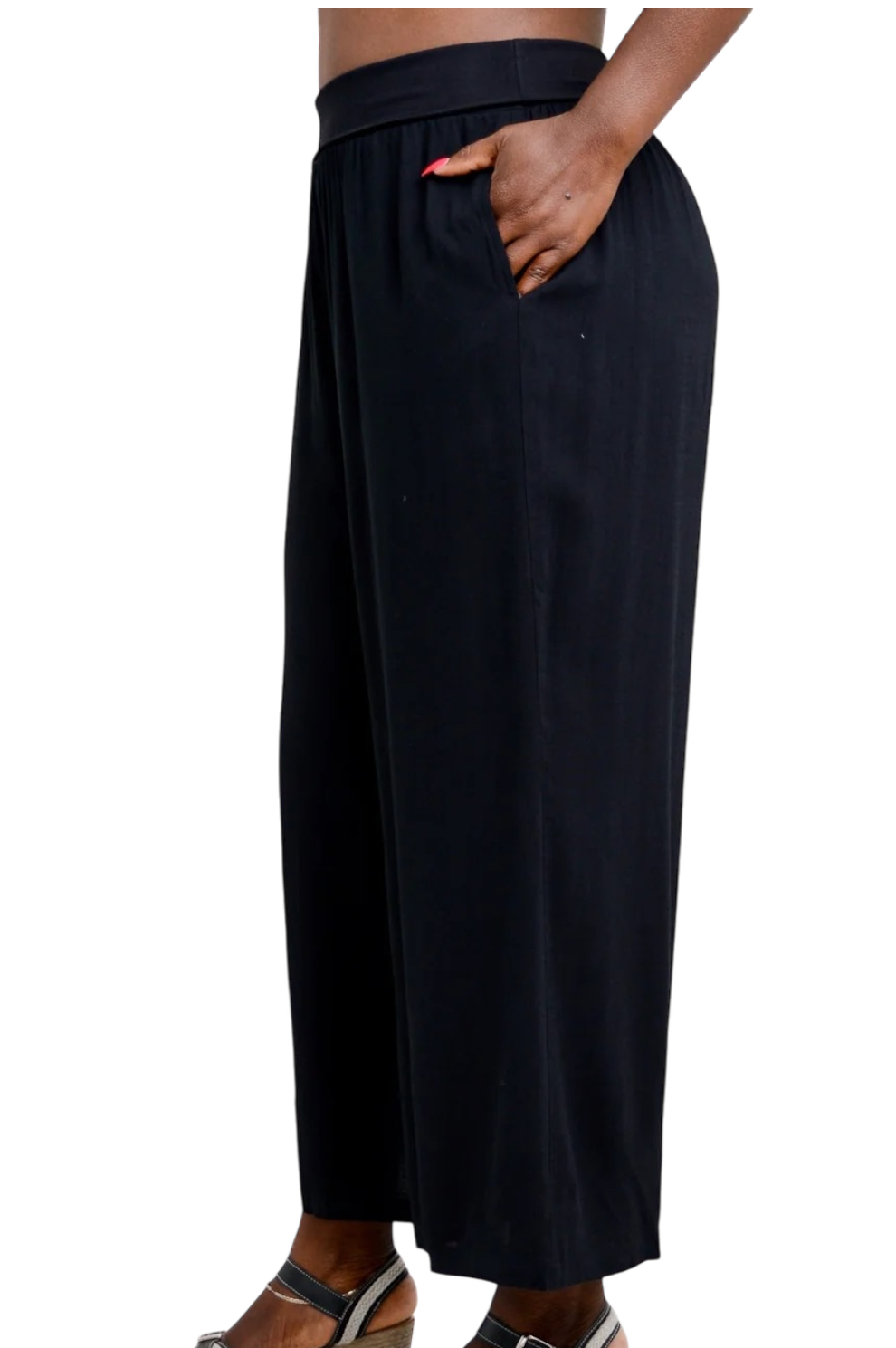 Black Bamboo/Linen Landon Capri Pant by Blue Sky Clothing Co – Handmade ethical Capris from sariKNOTsari using upcycled silk. Designed in Canada for travel and slow fashion, loved from Toronto to LA to Sydney.