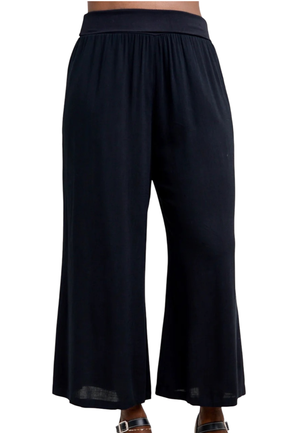 Black Bamboo/Linen Landon Capri Pant by Blue Sky Clothing Co – Handmade ethical Capris from sariKNOTsari using upcycled silk. Designed in Canada for travel and slow fashion, loved from Toronto to LA to Sydney.