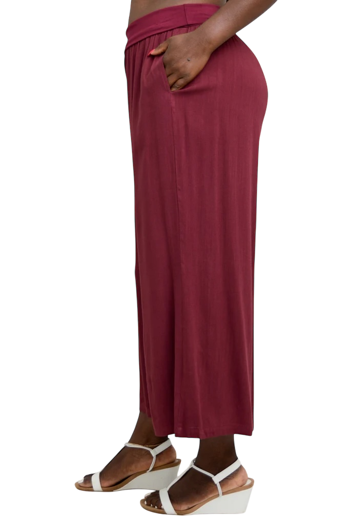 Burgundy Bamboo/Linen Landon Capri Pant by Blue Sky Clothing Co – Handmade ethical Capris from sariKNOTsari using upcycled silk. Designed in Canada for travel and slow fashion, loved from Toronto to LA to Sydney.