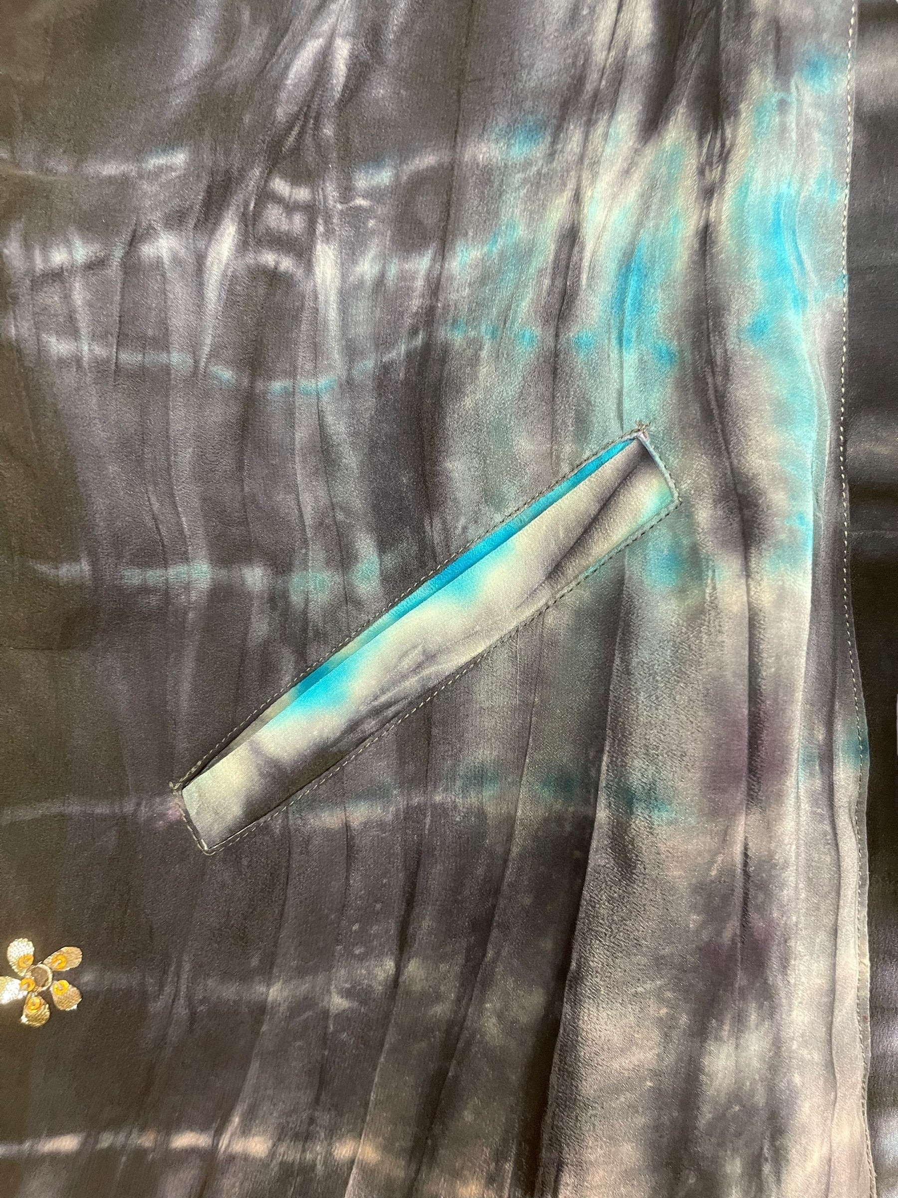 PREVIEW PRC8363 Avatar Reversible Pure Silk Jiva Jacket with Slits by DECEMBER2025 – Handmade ethical Jiva Jacket from sariKNOTsari using upcycled silk. Designed in Canada for travel and slow fashion, loved from Toronto to LA to Sydney.