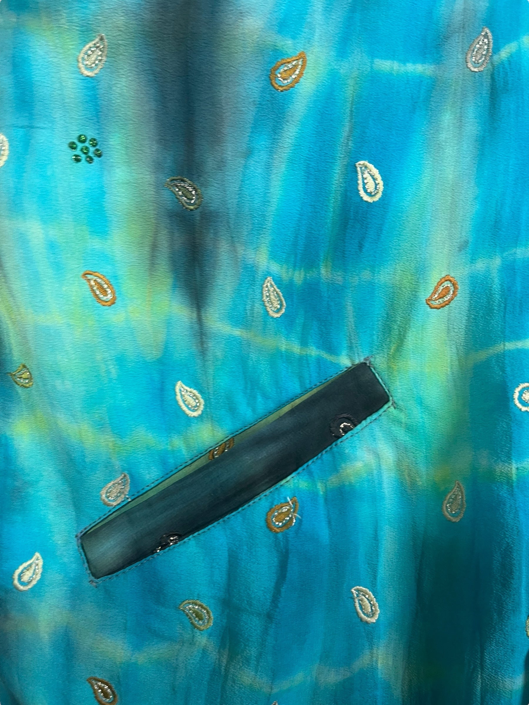 PREVIEW PRC8369 Avatar Reversible Pure Silk Jiva Jacket with Slits by DECEMBER2025 – Handmade ethical Jiva Jacket from sariKNOTsari using upcycled silk. Designed in Canada for travel and slow fashion, loved from Toronto to LA to Sydney.