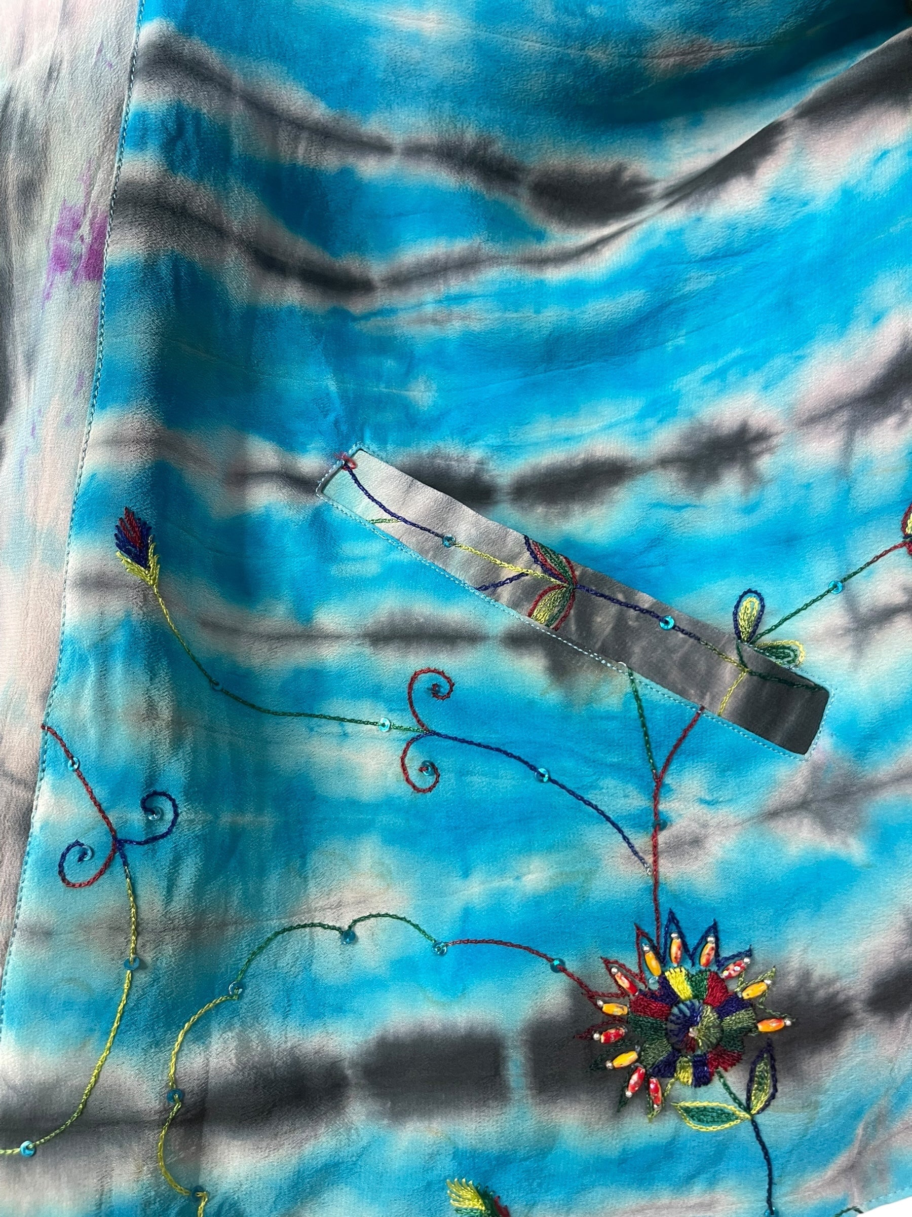 PREVIEW PRC8381 Avatar Reversible Pure Silk Jiva Jacket with Slits by DECEMBER2025 – Handmade ethical Jiva Jacket from sariKNOTsari using upcycled silk. Designed in Canada for travel and slow fashion, loved from Toronto to LA to Sydney.