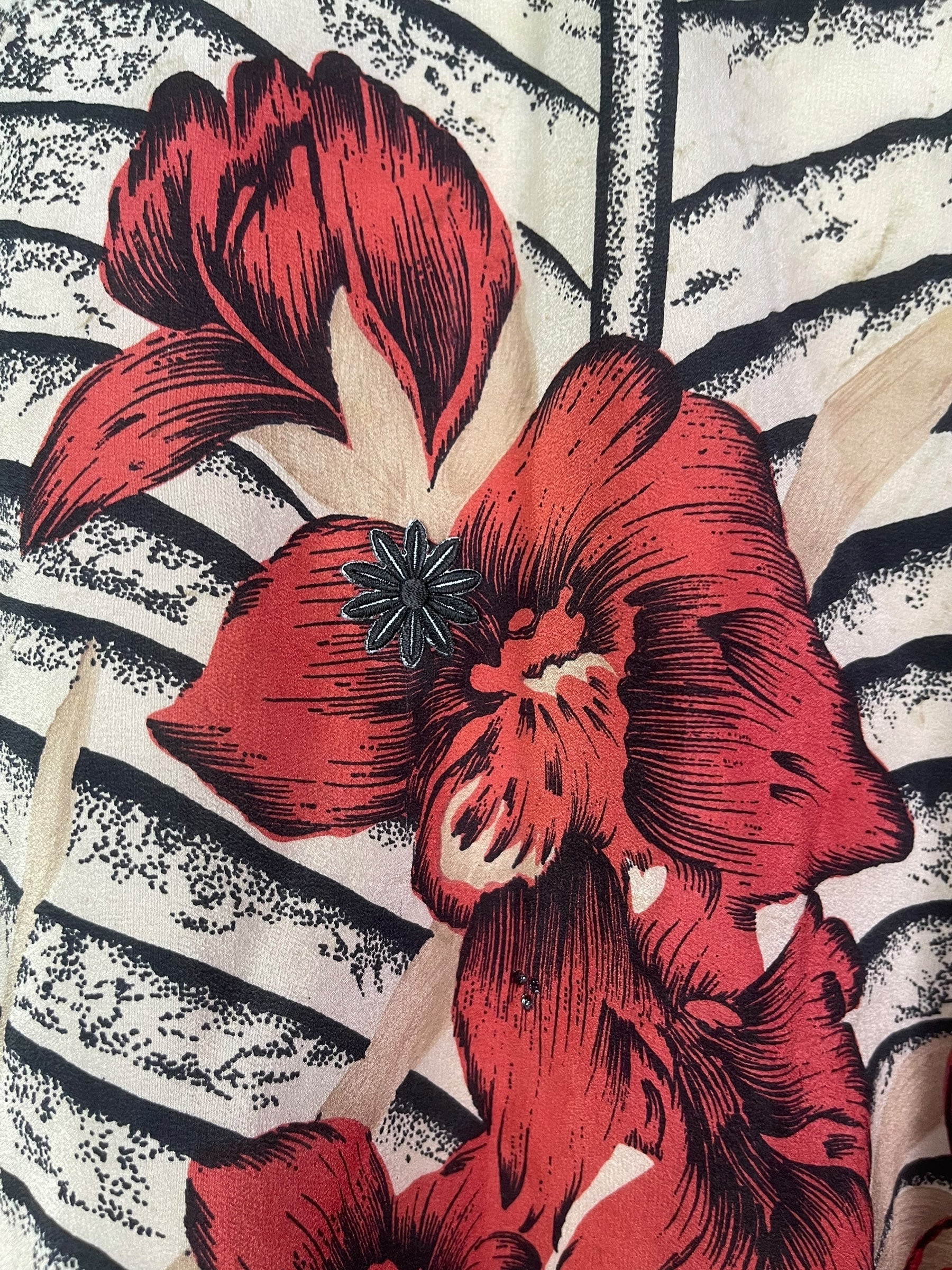 PREVIEW PRC7505 Pure Silk Wabi Sabi Capelet Poncho by DECEMBER2025 – Handmade ethical Poncho from sariKNOTsari using upcycled silk. Designed in Canada for travel and slow fashion, loved from Toronto to LA to Sydney.